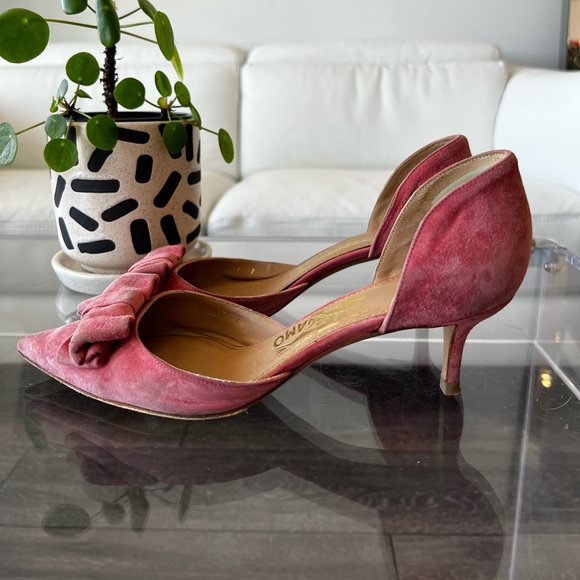 SALVATORE FERRAGAMO | POINTED TOE PINK SUEDE KITTEN HEELS - Picture 4 of 9